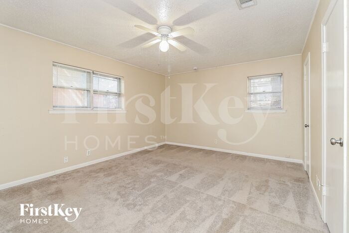 Building Photo - 620 Queens Way