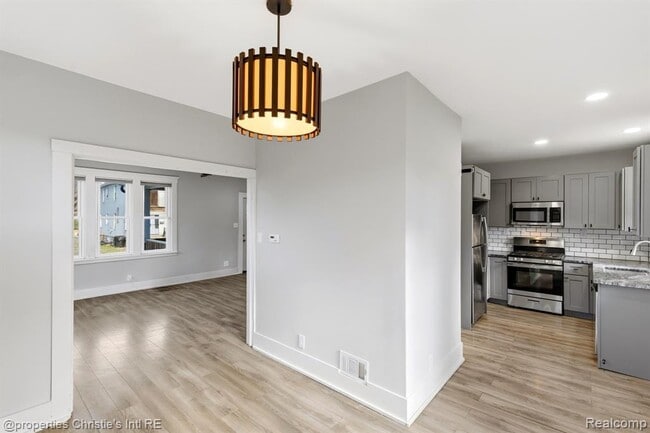 Building Photo - 1953 Brighton St