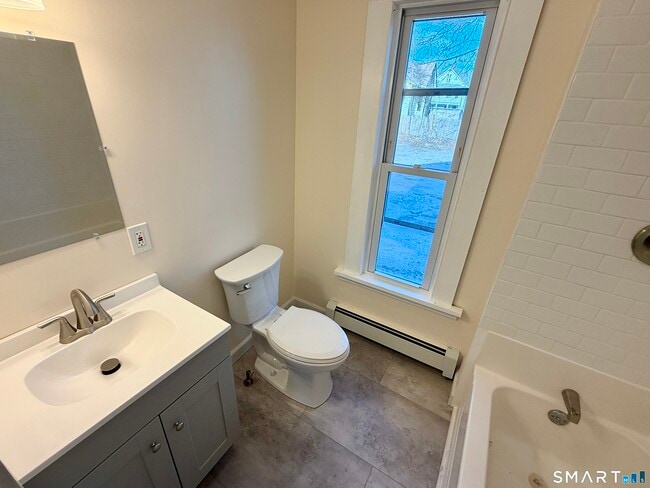 Building Photo - 690 Main St