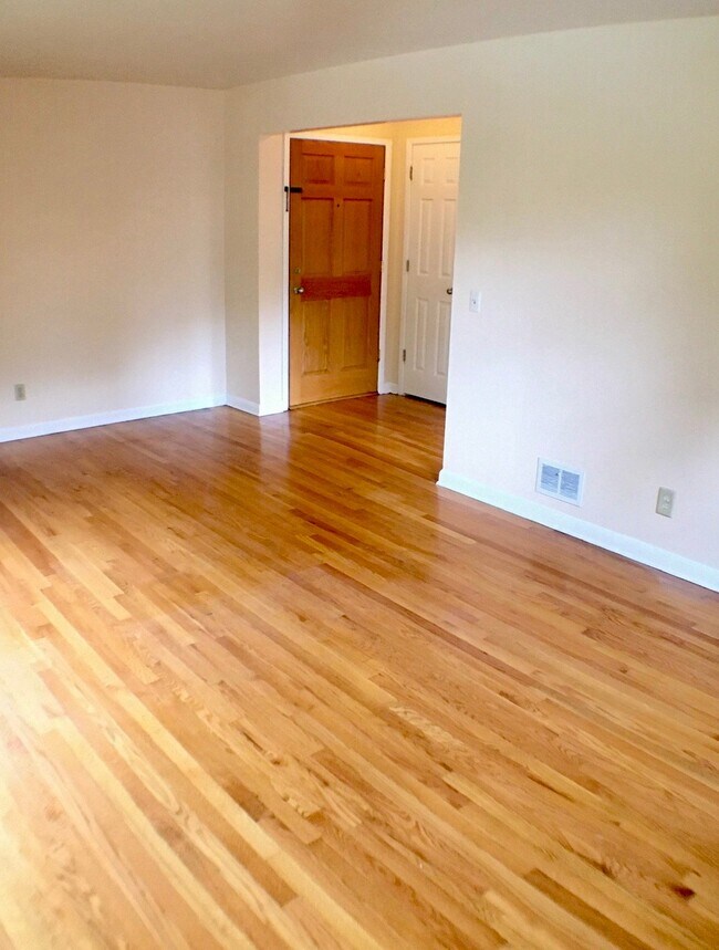 Building Photo - 422 Rushmore Ln