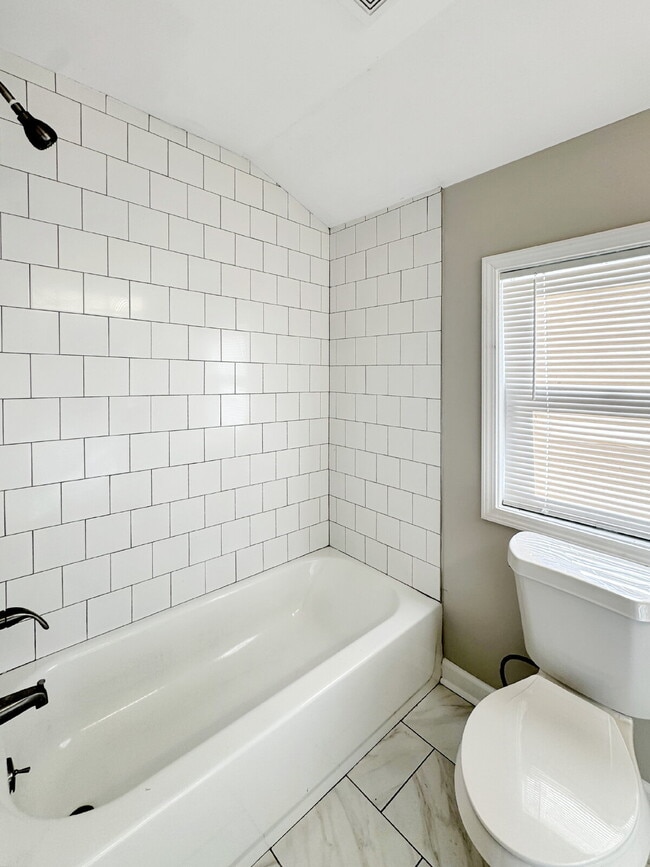 Building Photo - Newly Updated Jefferson Home with Spacious Backyard