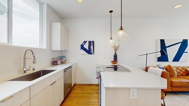 Building Photo - 2 bedroom in Seattle WA 98103