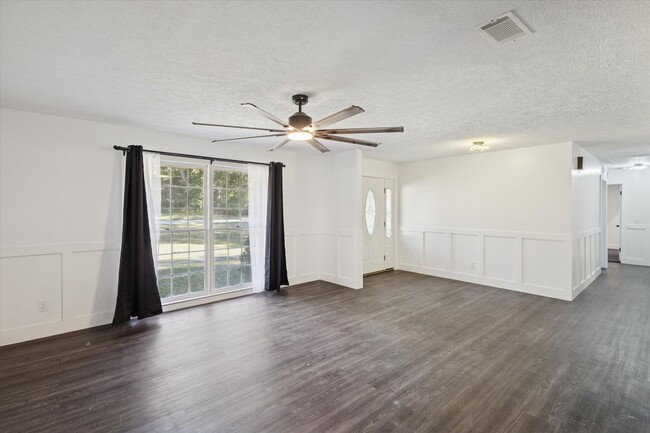 Building Photo - MOVE-IN READY! (Pet Friendly)