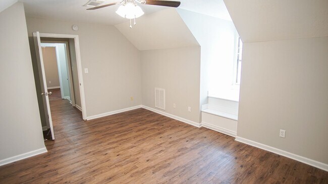 Building Photo - Lakeside Schools/Rehabbed and Ready for Move In. (NO PETS)