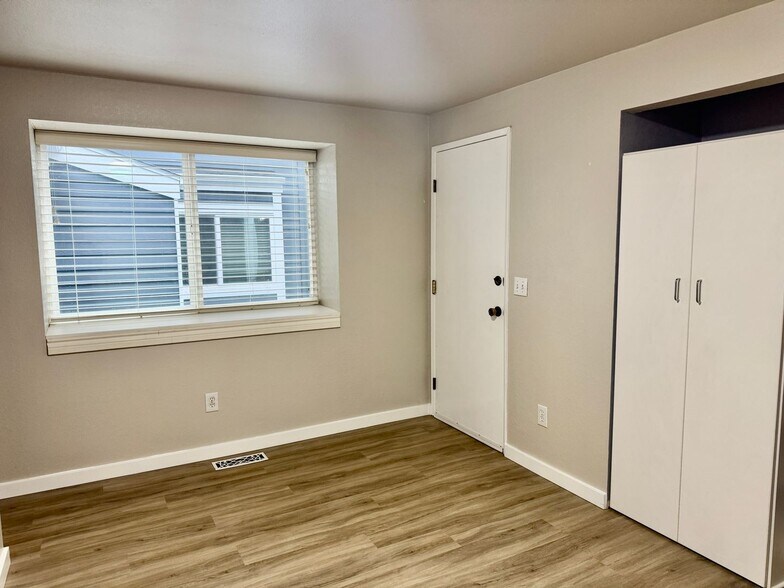 Building Photo - Bellevue Townhouse!!