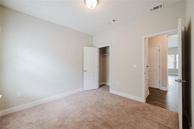 Building Photo - 44 Hollyn Ct