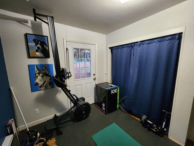 Building Photo - MOVE-IN SPECIAL $500 OFF!  2BD/1BA House with Bonus Room (Extra Bedroom)!