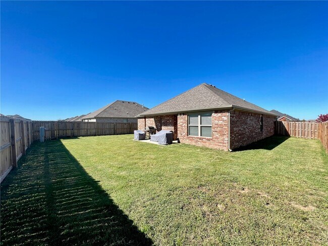 Building Photo - 4315 W Topeka Ave