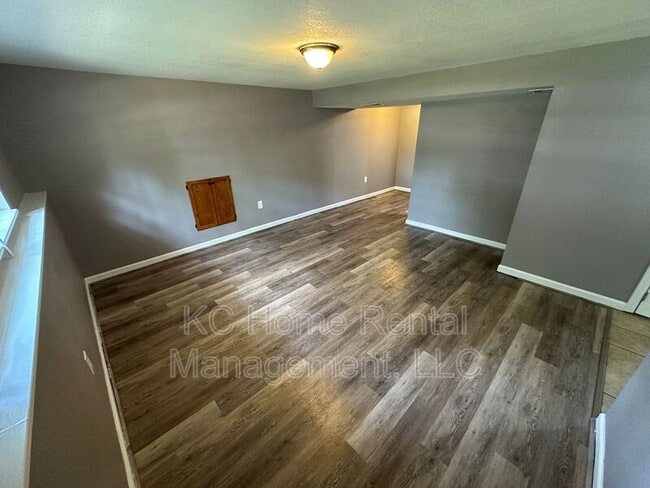 Building Photo - 424 NE Lakeview Dr
