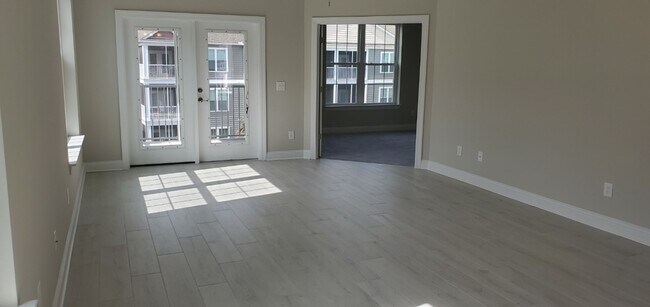 Building Photo - 3 bedroom, 2 bath condo at Queens Harbour