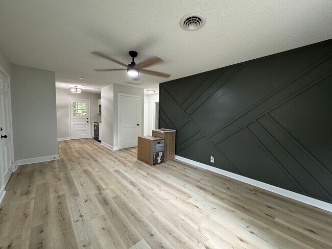 Building Photo - Charming Newly Renovated Home in Greensbor...