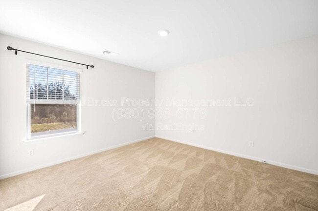 Building Photo - 4015 Meadow Green Dr