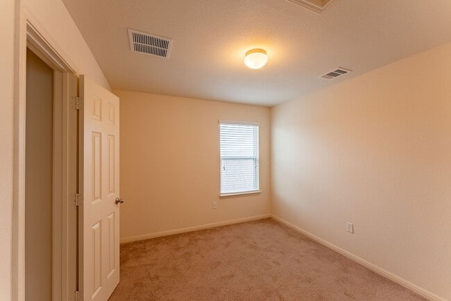 Building Photo - Stunning 3 bed - 2.5 bath Home in Pflugerville. Don't miss this beautiful home opportunity!