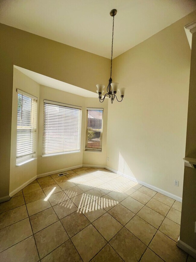 Building Photo - 4 bedroom 2 bath close to Fort Carson