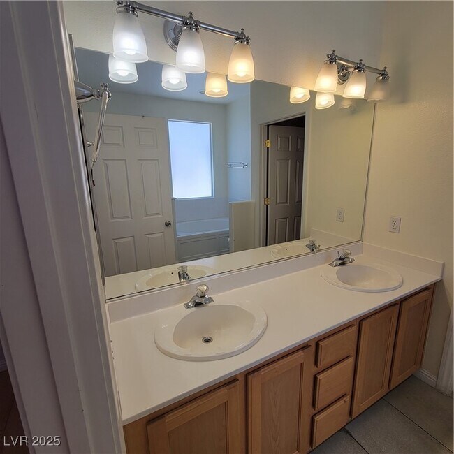 Building Photo - 8765 Villa Alex Ave