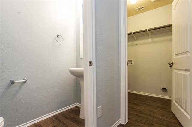 Building Photo - 2103 Meadow Park Dr