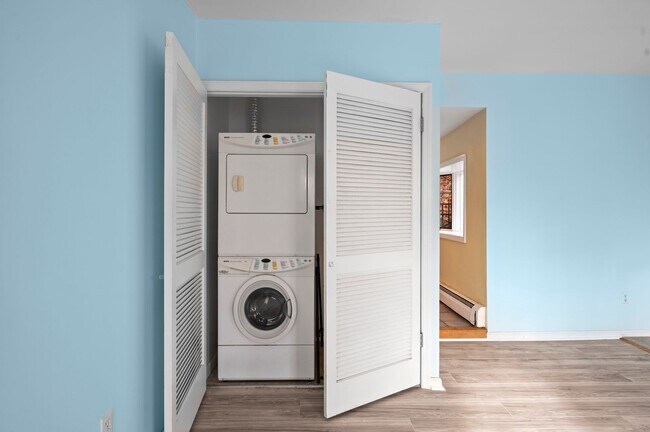 Building Photo - Beautiful 4 Bedroom 3.5 Bathroom Home On Quiet Tree-Lined Street In Millwood.