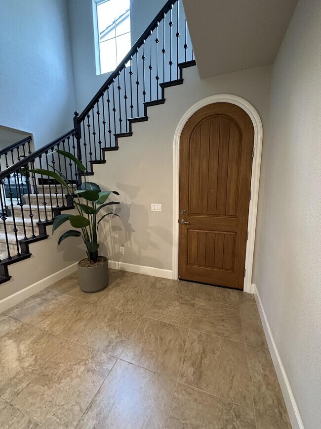 Building Photo - Gorgeous like new 4 bedroom 3 bath home located in Promontory
