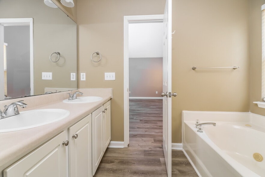 Building Photo - 8401 Neuse Hunter Dr