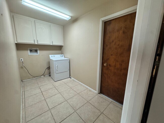Building Photo - Centrally Located 3bed 2bath!