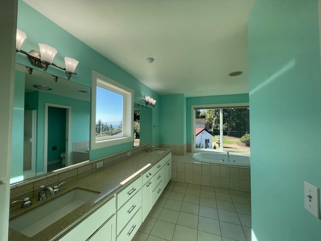 Building Photo - Spacious 5-Bedroom Home with Cascade & Val...