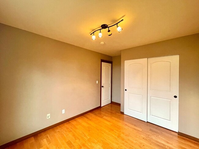 Building Photo - Spacious 4BR Home with A/C Near Alderwood Mall