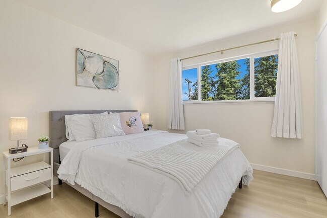 Building Photo - 12527 SE 52nd St