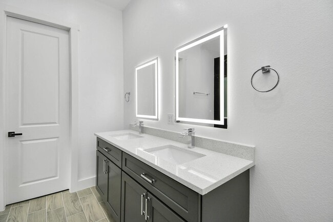 Building Photo - 517 Lovers Ln