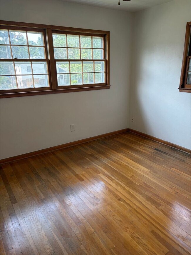 Building Photo - Rooms for Rent