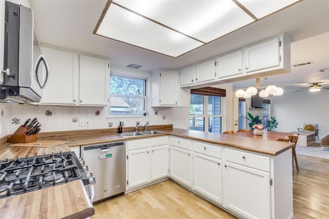 Building Photo - 4002 Biscay Dr