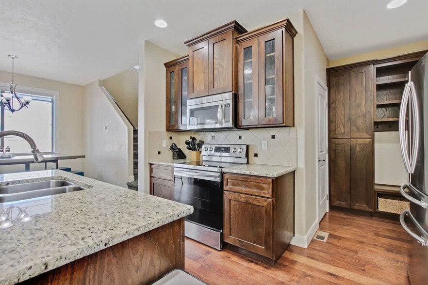 Building Photo - 4631 N Adale Ave