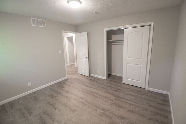 Building Photo - 1343 S Roseta Ave