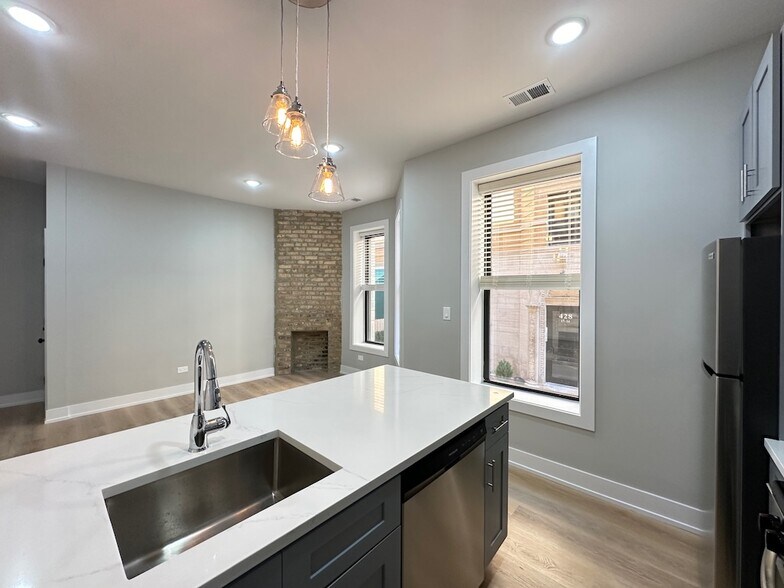 Building Photo - 419 W Belden Ave