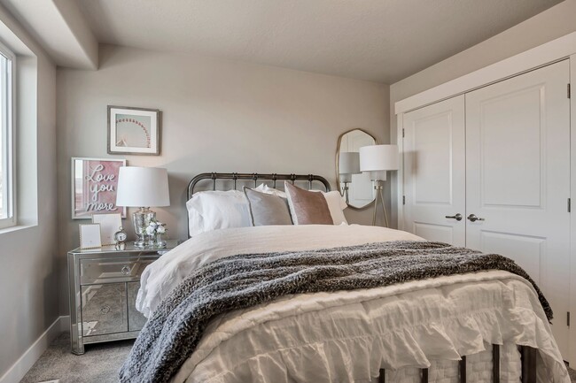 Building Photo - Gorgeous end unit town home in the fields ...
