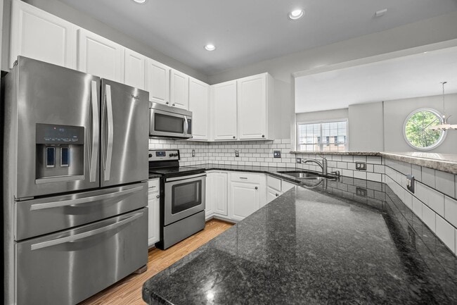 Building Photo - Spacious 3 Story Townhome Located in the Heart Raleigh! Available Now!