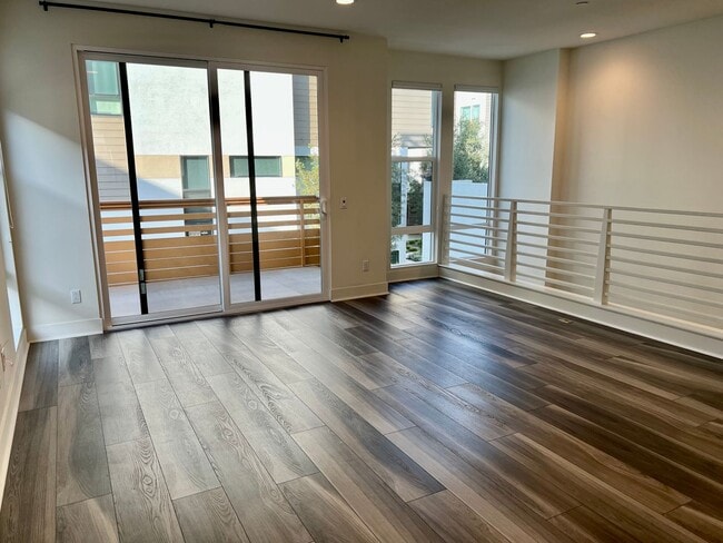 Building Photo - Exclusive Executive Condo in the Heart of ...