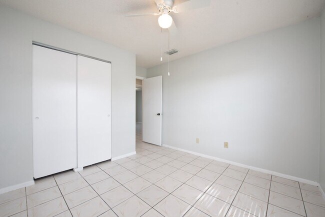 Building Photo - Cute 4/2 House In Buenaventura Lakes for Rent