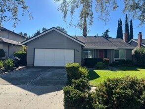 Building Photo - Beautiful 4 bed 2 bath home in San Jose with AC. Must See!