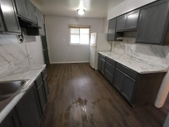 Building Photo - Cozy 2 bedroom 1 bathroom brick ranch