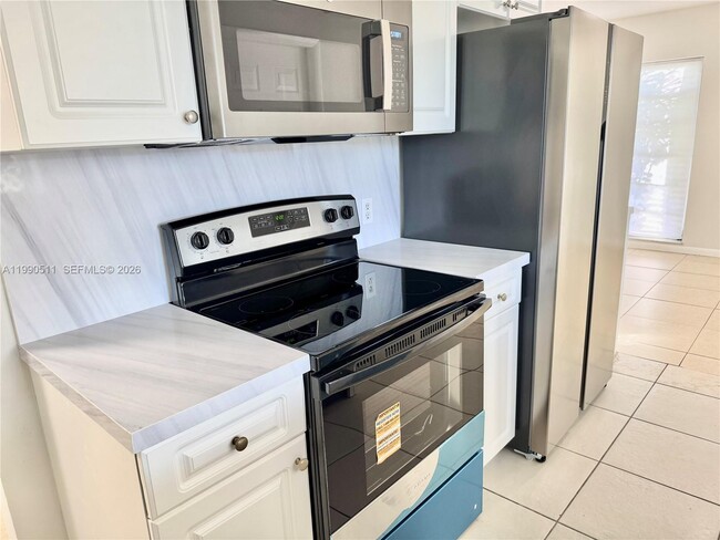 Building Photo - 121 NE Prima Vista Blvd