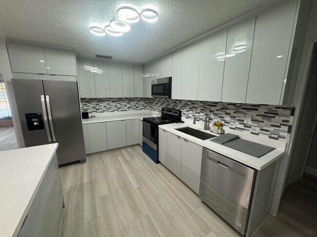 Building Photo - 534 E Del Monte Ave
