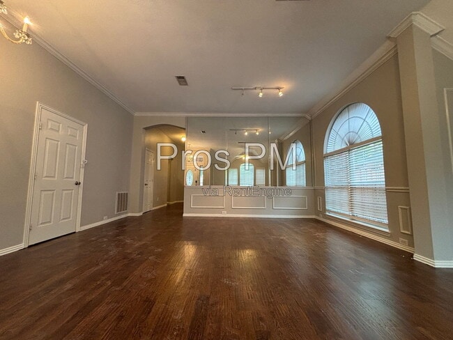 Building Photo - 2921 Meadow Glen Dr