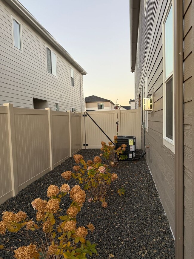 Building Photo - Modern Townhouse for Rent in Desirable Star - 3 Bedroom and 2.5 Bathroom