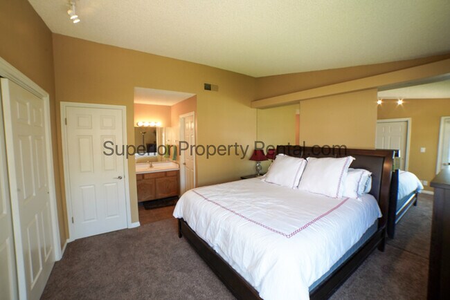 Building Photo - Furnished 2 bed, 2 bath condo with views