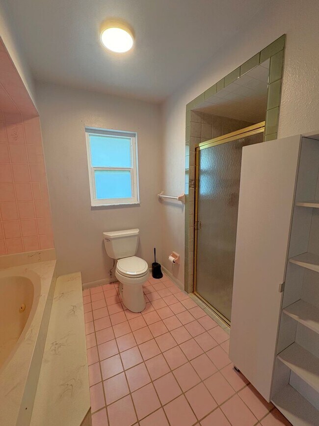 Building Photo - Spacious Florida Home Available Now!