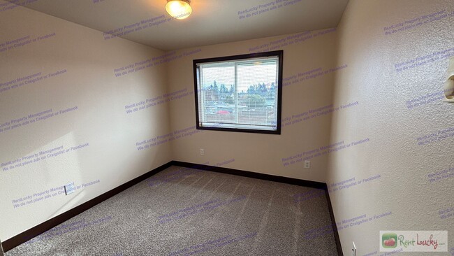 Building Photo - CFC (Russell)-Spanaway Duplex