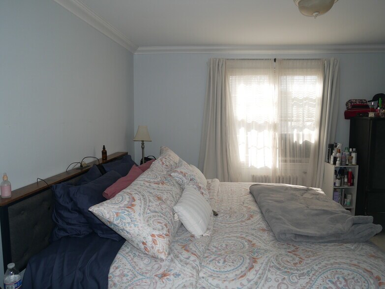 Building Photo - 190 Knickerbocker Rd