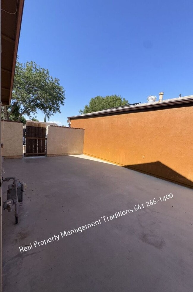 Building Photo - Cute 3 + 2 in Palmdale