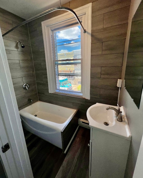 Building Photo - 904 E Tioga St