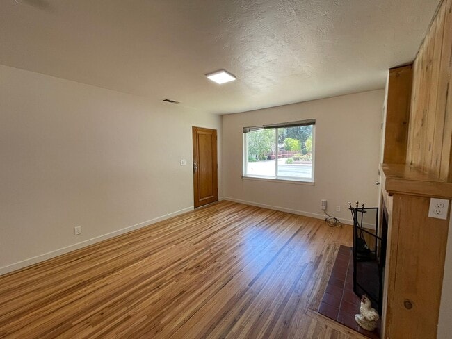 Building Photo - 705 W Roseburg Ave